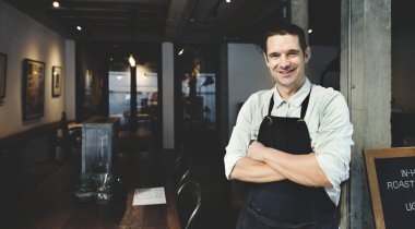 Yakışıklı adamın yanında Cafe