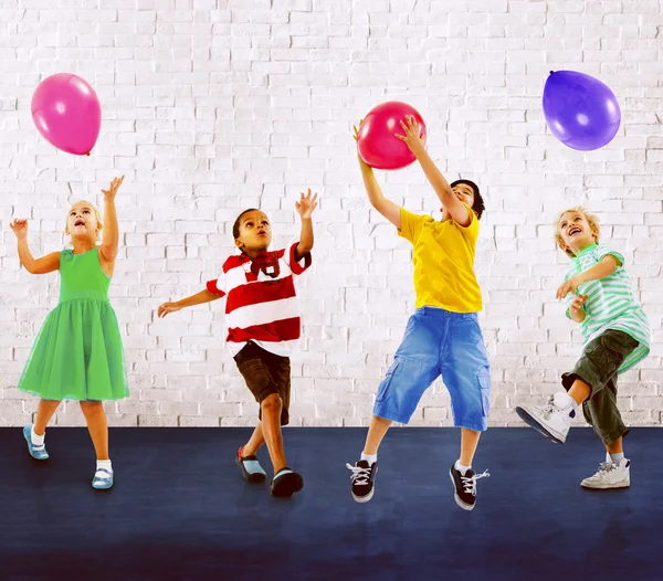Παιδιά που παίζουν με μπαλόνια — Φωτογραφία Αρχείου