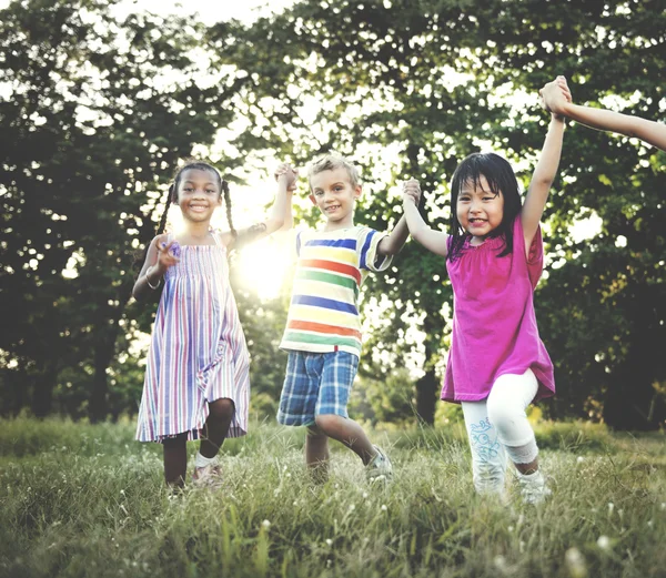 Crianças brincando ao ar livre — Fotografia de Stock
