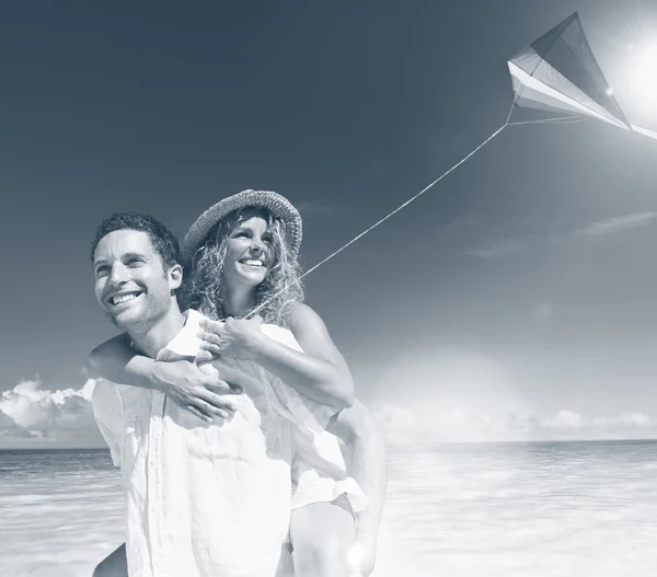 Feliz pareja con vuelo Kite — Foto de Stock