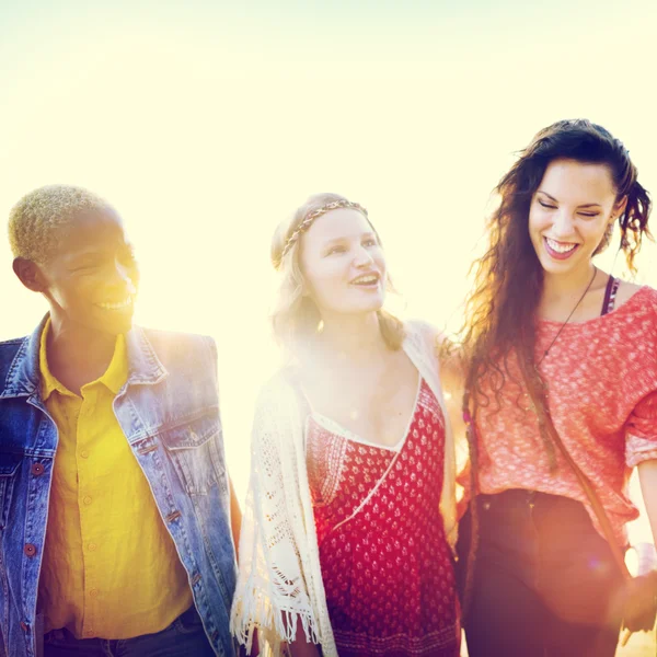 Gelukkig vrouwen op strand — Stockfoto