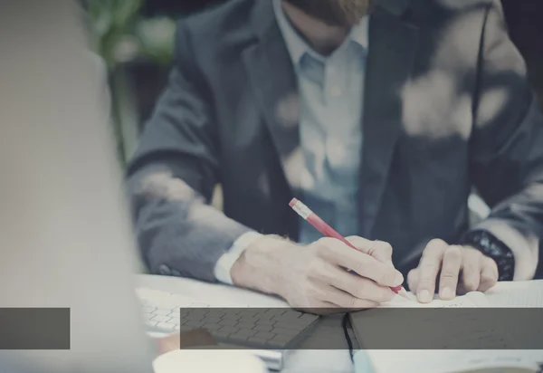 Empresário escrevendo em notebook — Fotografia de Stock