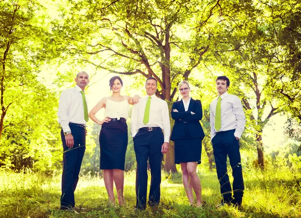 Группа офисных работников на открытом воздухе — стоковое фото