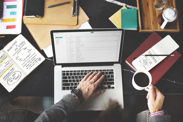 Homem de negócios trabalhando no laptop — Fotografia de Stock