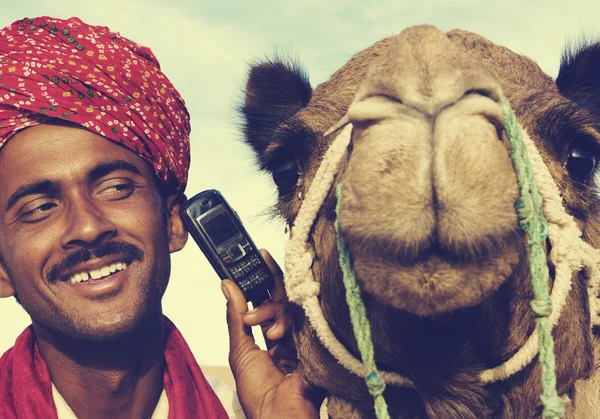 Asijský muž mluví po telefonu — Stock fotografie