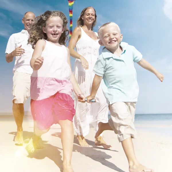 Famiglia felice con bambini in spiaggia — Foto Stock