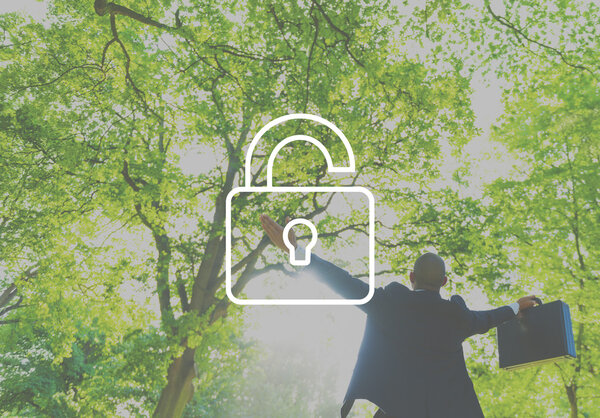 Счастливый бизнесмен на улице
