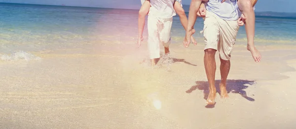 Paren ontspannen op het strand — Stockfoto