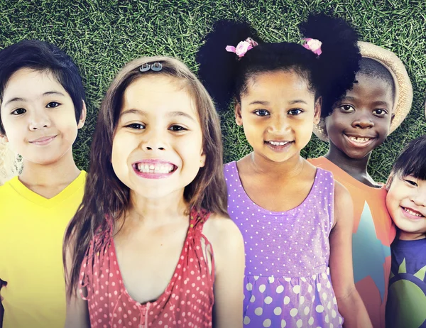 Lindos niños diversos sonriendo —  Fotos de Stock