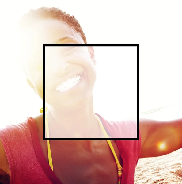 Afrikaanse vrouw die lacht — Stockfoto
