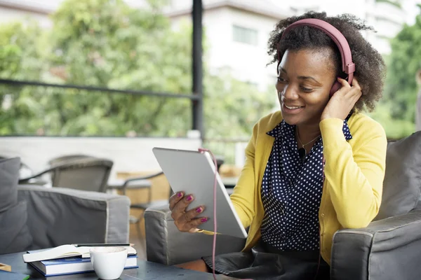 Mujer Escuchar Auriculares Concepto —  Fotos de Stock