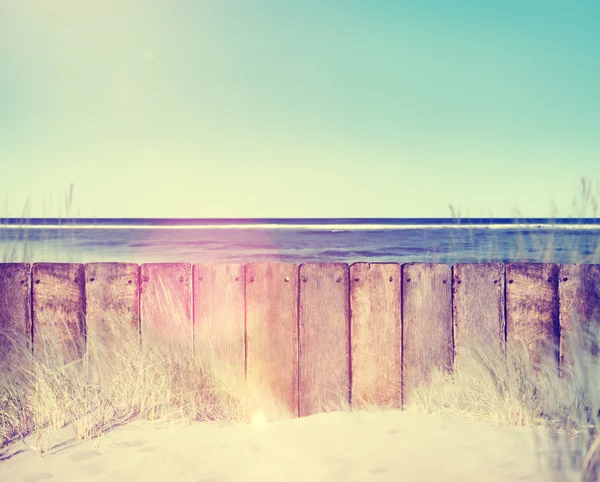 Stranden och staket nära havet — Stockfoto