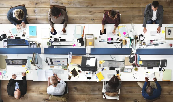 Équipe travaillant au bureau — Photo