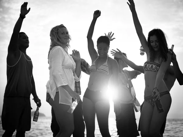 Άνθρωποι απολαμβάνει πάρτι στην παραλία — Φωτογραφία Αρχείου