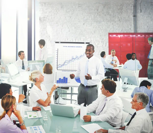 Geschäftsleute bei der Präsentation im Büro — Stockfoto