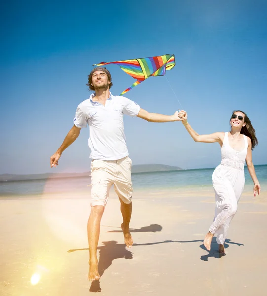 Couple Relaxing Beach, Playing Kite — Stock Photo, Image