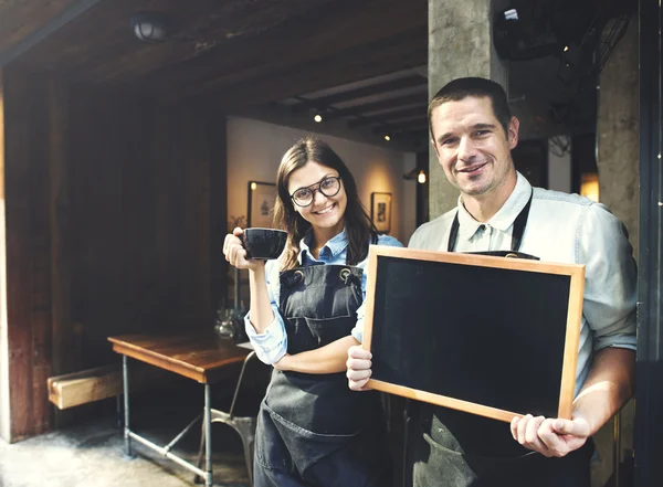 コーヒーとカフェの近くのチーム — ストック写真