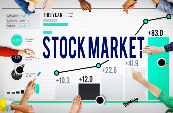 Pessoas de negócios Apontando no mercado de ações — Fotografia de Stock