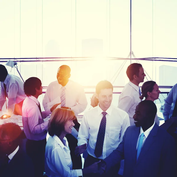 Gente de negocios trabajando en oficina —  Fotos de Stock