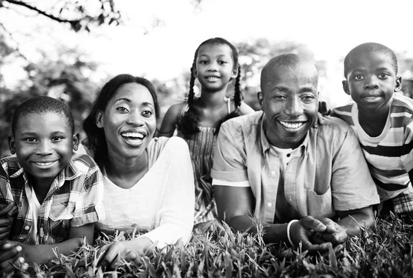 Piękna rodzina Afrykańska w parku — Zdjęcie stockowe