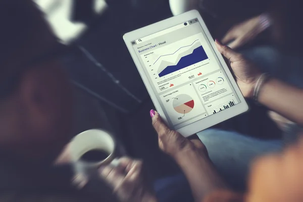 携帯電話でビジネス グラフ — ストック写真