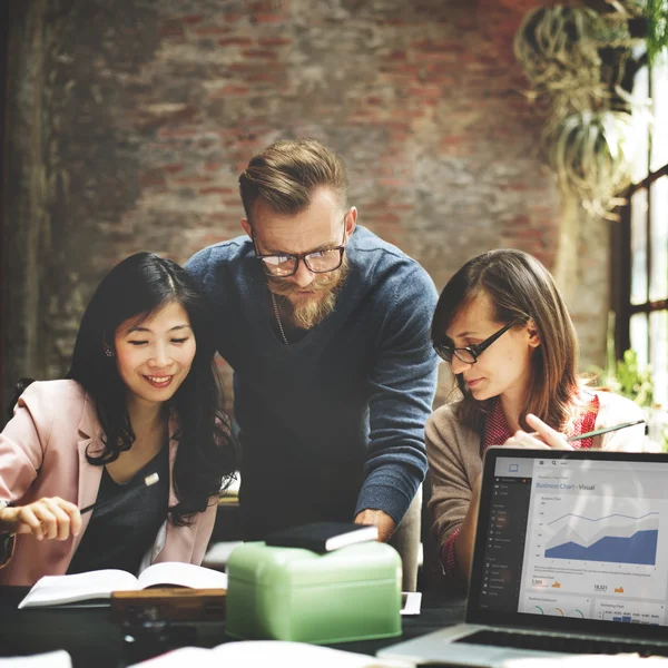 Equipo mirando en el cuaderno — Foto de Stock