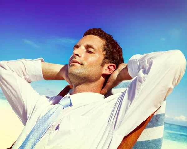 Man chilling on the beach — Stock Photo, Image