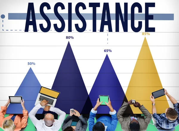 Personas que utilizan diferentes dispositivos —  Fotos de Stock