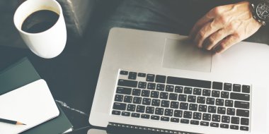 Dizüstü bilgisayarda çalışan adam