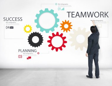 İş adamı duvara yakın duruyor 