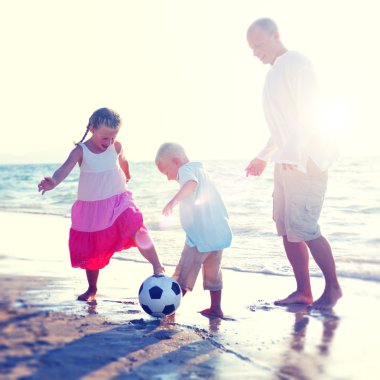 Kumsalda futbol oynarken aile