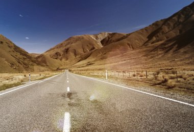 Dağlarda boş bir yol