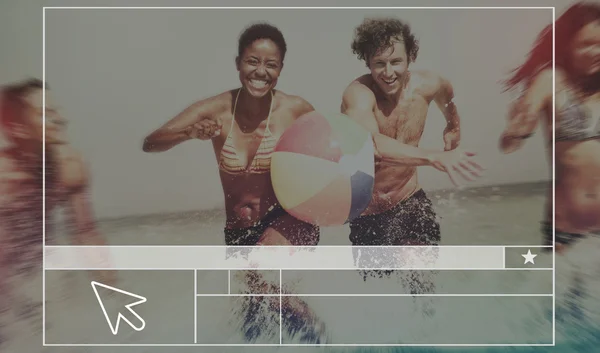 Mensen hebben plezier op het strand — Stockfoto
