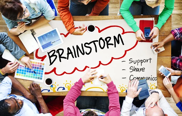 Brainstormen denken, ondersteunen communicatieconcept — Stockfoto