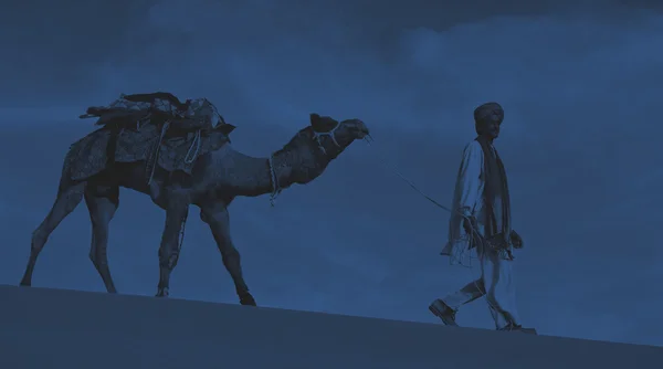 Onun deve ile yürüyen adam — Stok fotoğraf