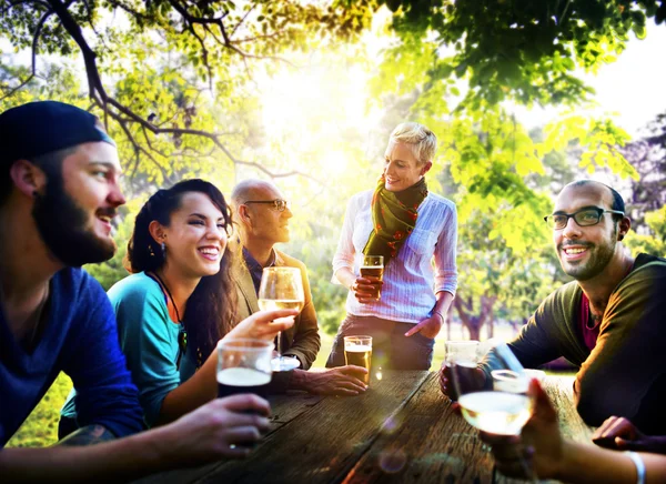 Diversidade amigos e beber cerveja — Fotografia de Stock