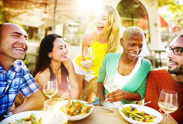 Diversité amis manger à l'extérieur — Photo