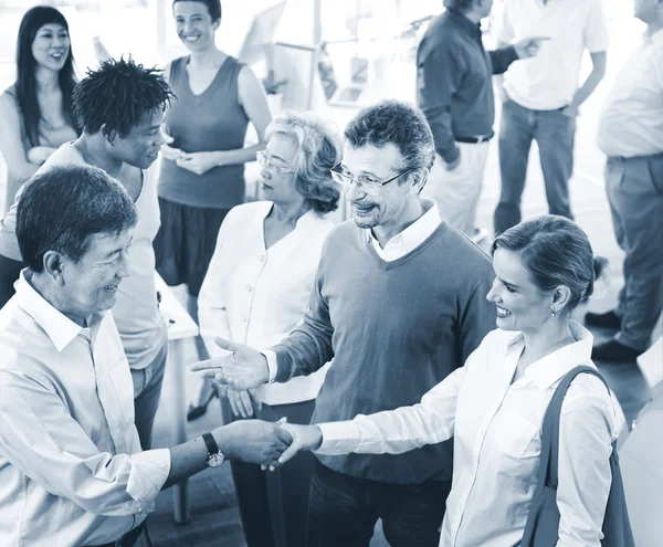 Geschäftsleute reden im Büro — Stockfoto