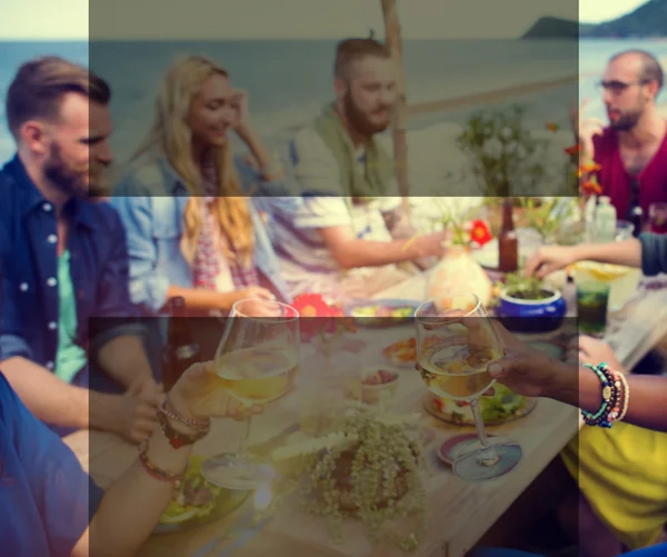 Grupp människor vid middagsbord — Stockfoto