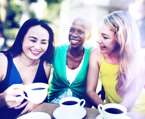 Diversiteit vrienden eten in de open lucht — Stockfoto