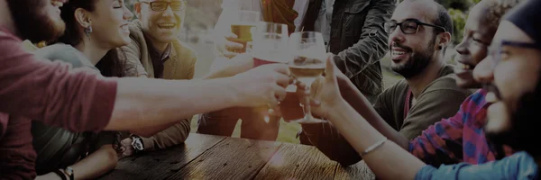Diversità amici e bere birra — Foto Stock