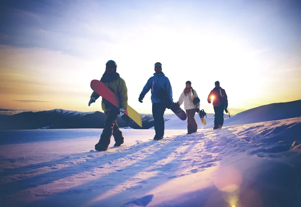 Snowboarders en la cima de la montaña — Foto de Stock