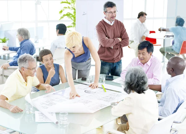 Gente de negocios discutiendo proyecto — Foto de Stock