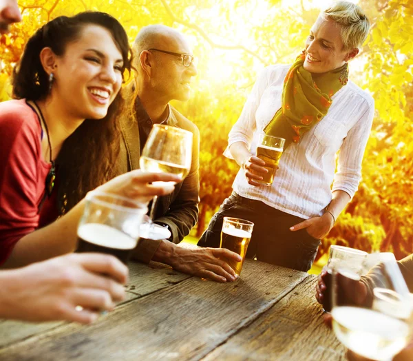 Amis de la diversité et boire de la bière — Photo