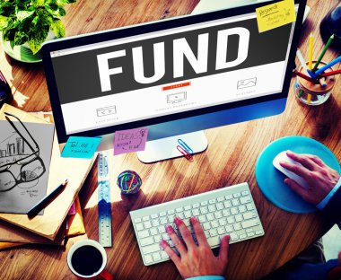 Bilgisayarda çalışan iş adamı