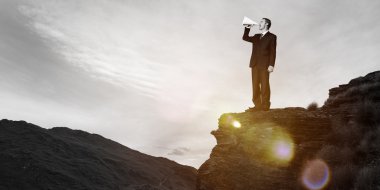 İşadamı megafon ile takım elbiseli 