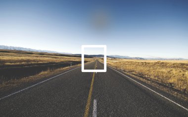 Sürekli yol ve mavi gökyüzü