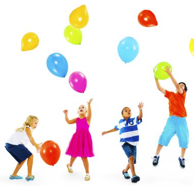 Çocuklar balonlarla oynuyor