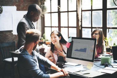 yaratıcı ofisinde çalışan iş adamları