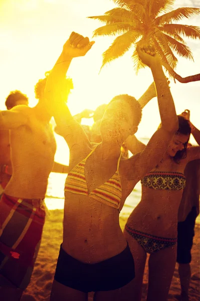 People enjoying beach party — Stock Photo, Image